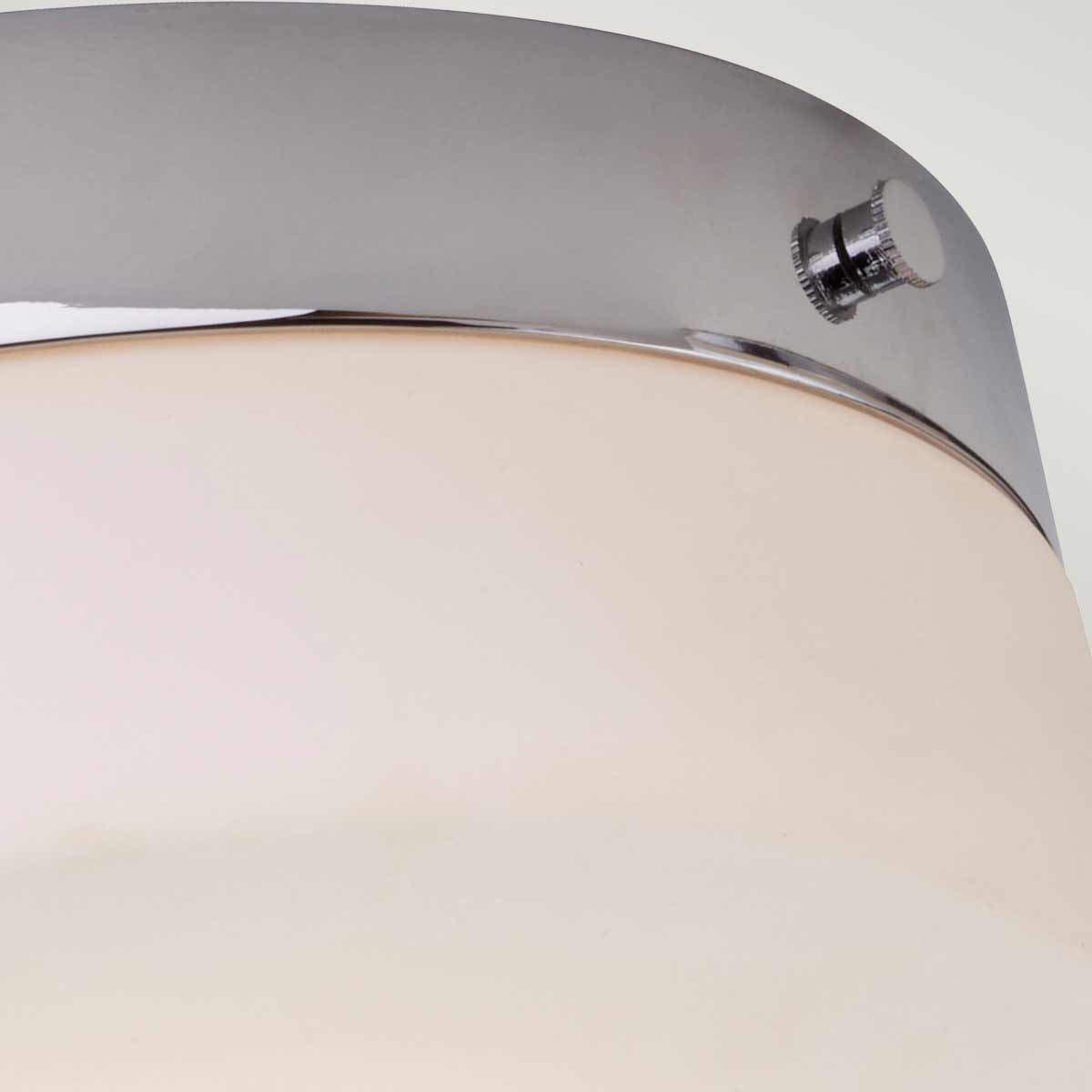Tamar Ø30 Chrome poli lampe de salle de bain De Elstead Lighting - Le plafonnier Tamar en chrome poli est une solution d'éclairage élégante et fonctionnelle, parfaite pour les salles de bains grâce à son indice de protection IP44, mais convient également aux couloirs et aux pièces à plafond bas.