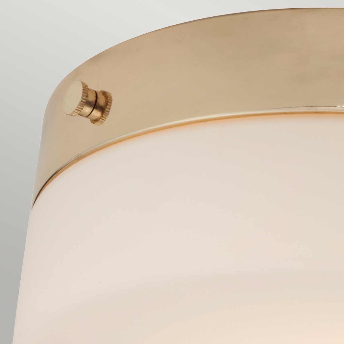 Tamar Ø30 Or poli lampe de salle de bain De Elstead Lighting - Le plafonnier Tamar en or poli est une solution d'éclairage élégante et fonctionnelle, parfaite pour les salles de bains grâce à son indice de protection IP44, mais convient également aux couloirs et aux pièces à plafond bas.