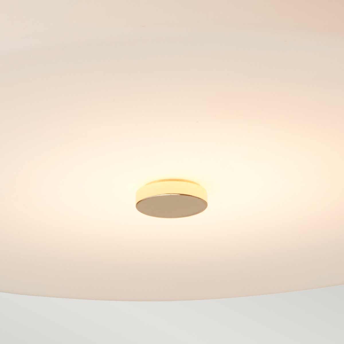 Tamar Ø30 Or poli lampe de salle de bain De Elstead Lighting - Le plafonnier Tamar en or poli est une solution d'éclairage élégante et fonctionnelle, parfaite pour les salles de bains grâce à son indice de protection IP44, mais convient également aux couloirs et aux pièces à plafond bas.
