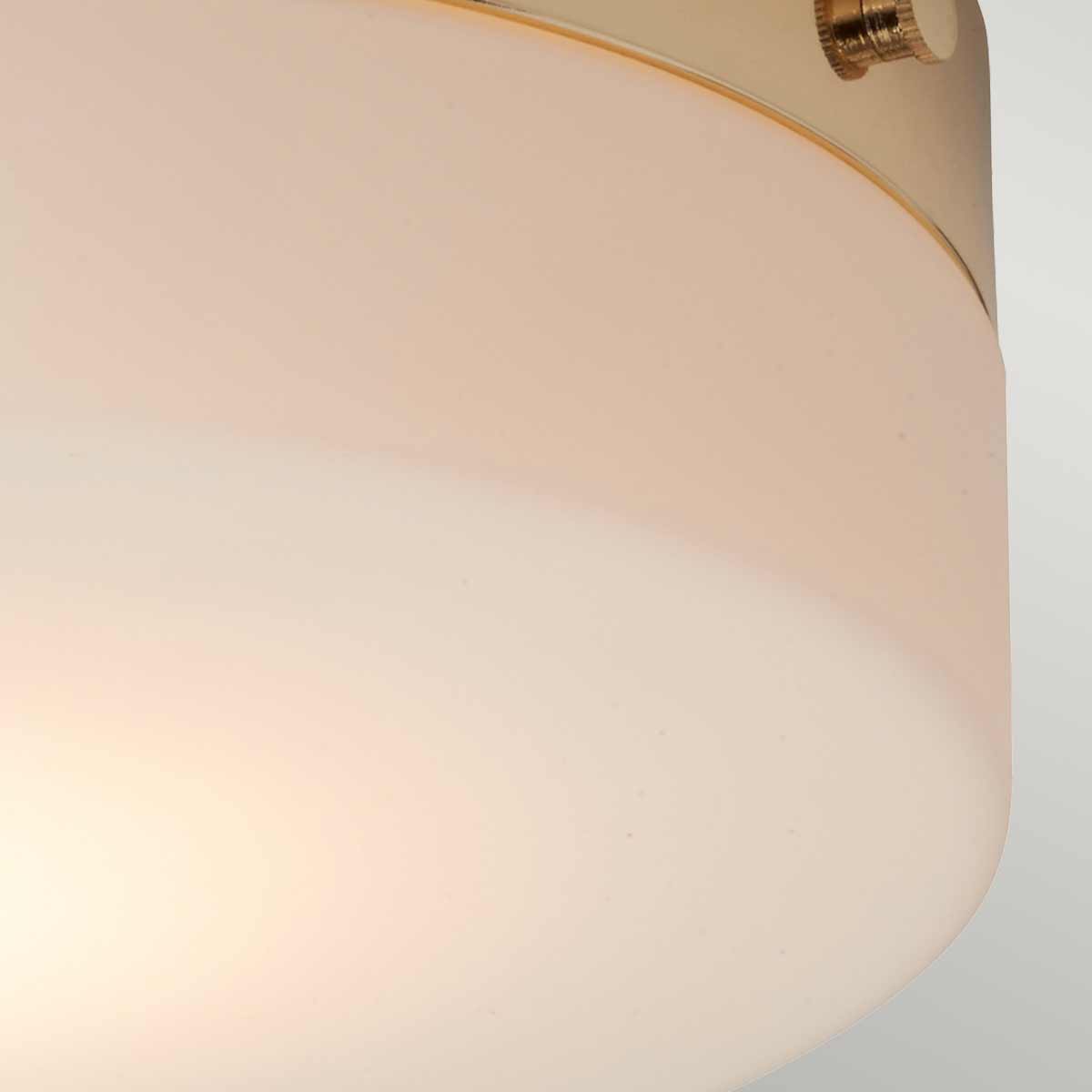 Tamar Ø30 Or poli lampe de salle de bain De Elstead Lighting - Le plafonnier Tamar en or poli est une solution d'éclairage élégante et fonctionnelle, parfaite pour les salles de bains grâce à son indice de protection IP44, mais convient également aux couloirs et aux pièces à plafond bas.