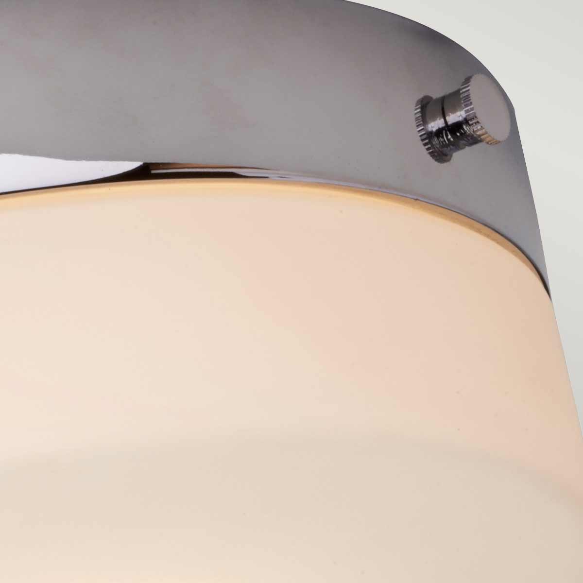 Tamar Ø24 Chrome poli lampe de salle de bain De Elstead Lighting - Le plafonnier Tamar en chrome poli est une solution d'éclairage élégante et fonctionnelle, parfaite pour les salles de bains grâce à son indice de protection IP44, mais convient également aux couloirs et aux pièces à plafond bas.