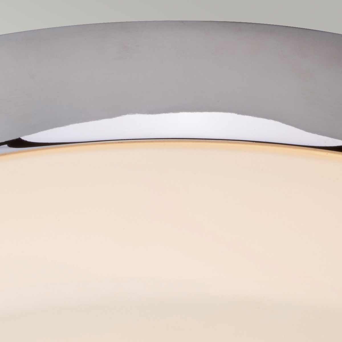 Tamar Ø24 Chrome poli lampe de salle de bain De Elstead Lighting - Le plafonnier Tamar en chrome poli est une solution d'éclairage élégante et fonctionnelle, parfaite pour les salles de bains grâce à son indice de protection IP44, mais convient également aux couloirs et aux pièces à plafond bas.