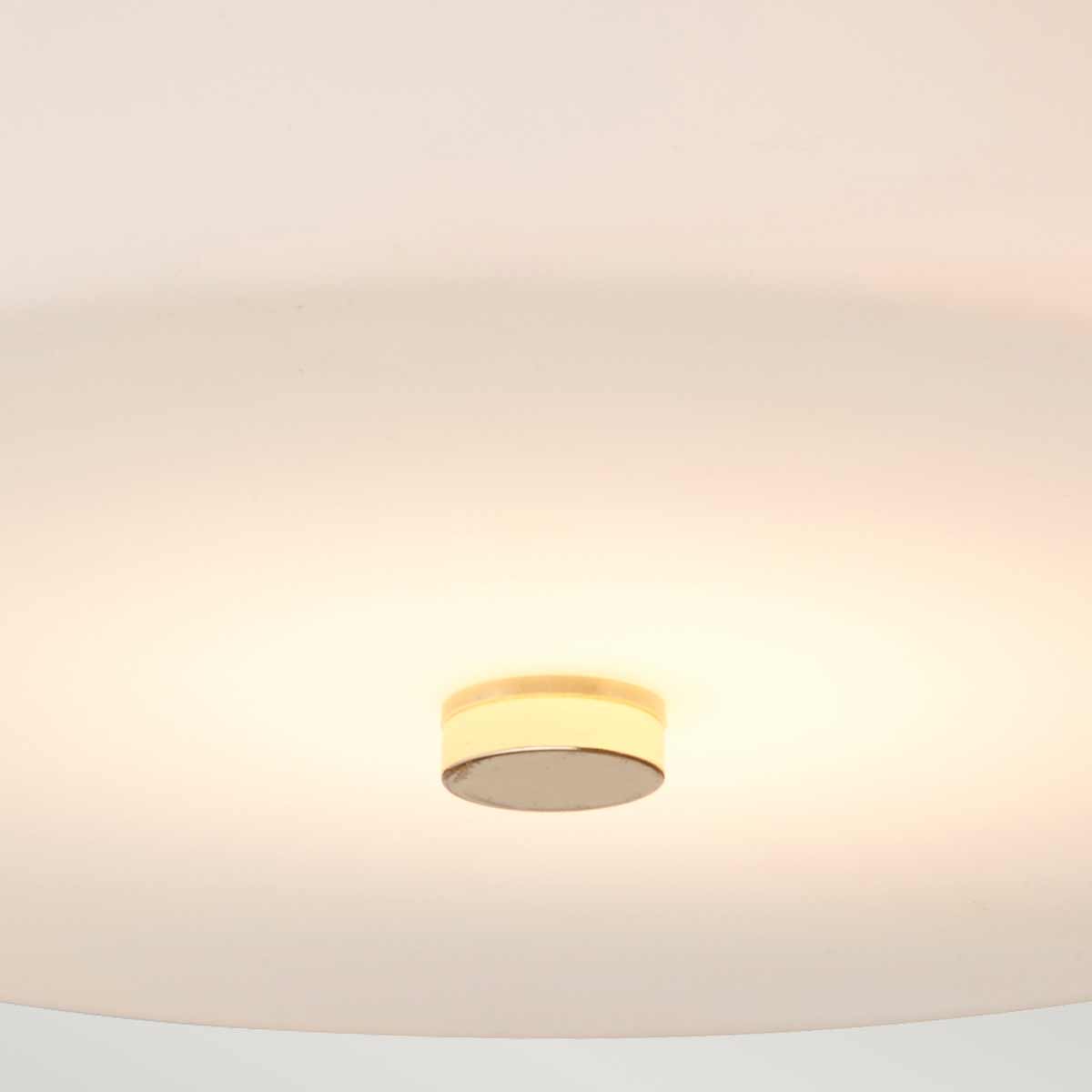 Tamar Ø24 Or poli lampe de salle de bain De Elstead Lighting - Le plafonnier Tamar en or poli est une solution d'éclairage élégante et fonctionnelle, parfaite pour les salles de bains grâce à son indice de protection IP44, mais convient également aux couloirs et aux pièces à plafond bas.