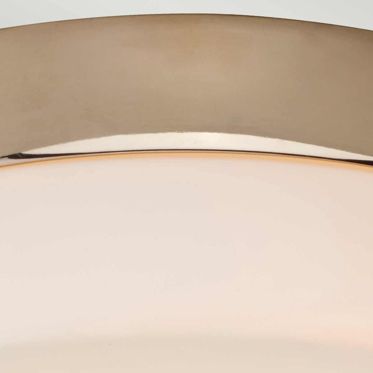 Tamar Ø24 Or poli lampe de salle de bain De Elstead Lighting - Le plafonnier Tamar en or poli est une solution d'éclairage élégante et fonctionnelle, parfaite pour les salles de bains grâce à son indice de protection IP44, mais convient également aux couloirs et aux pièces à plafond bas.