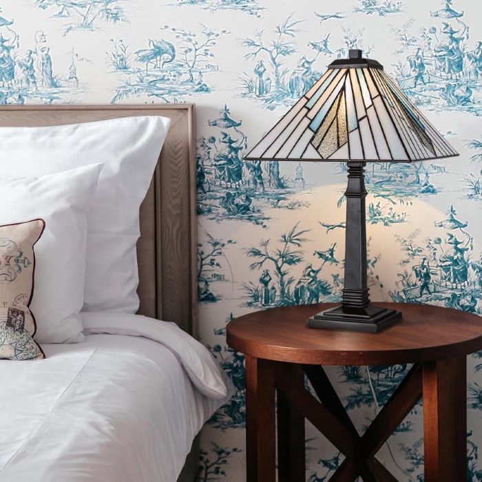 Alderley 50cm Multicolore De Elstead Lighting - Lorsque la lampe est allumée, les plaques de verre bleu ont une belle couleur aigue-marine, tandis que les plaques texturées scintillent.