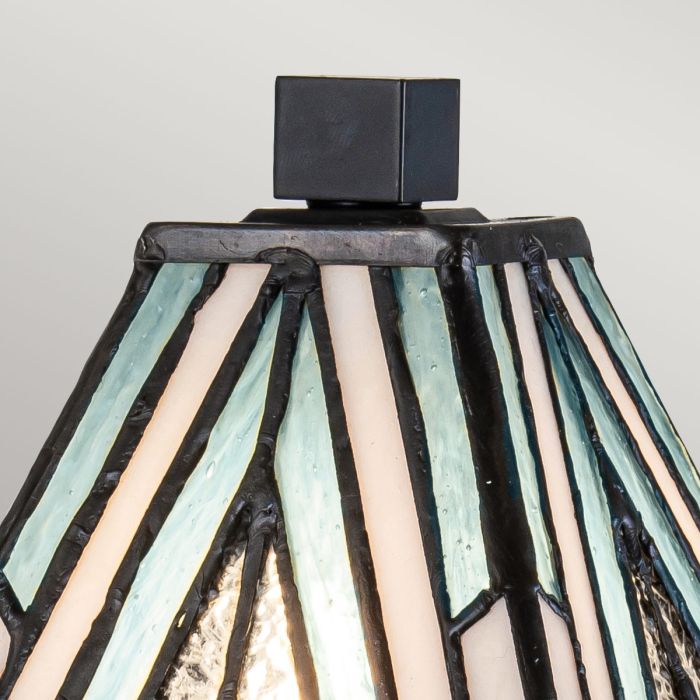 Alderley 32cm Multicolore De Elstead Lighting - Lorsque la lampe est allumée, les plaques de verre bleu ont une belle couleur aigue-marine, tandis que les plaques texturées scintillent.