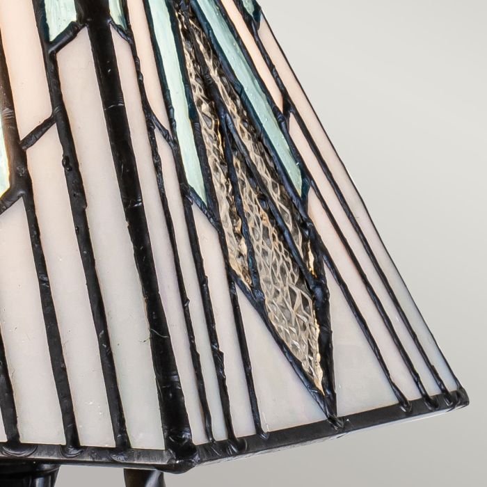 Alderley 32cm Multicolore De Elstead Lighting - Lorsque la lampe est allumée, les plaques de verre bleu ont une belle couleur aigue-marine, tandis que les plaques texturées scintillent.