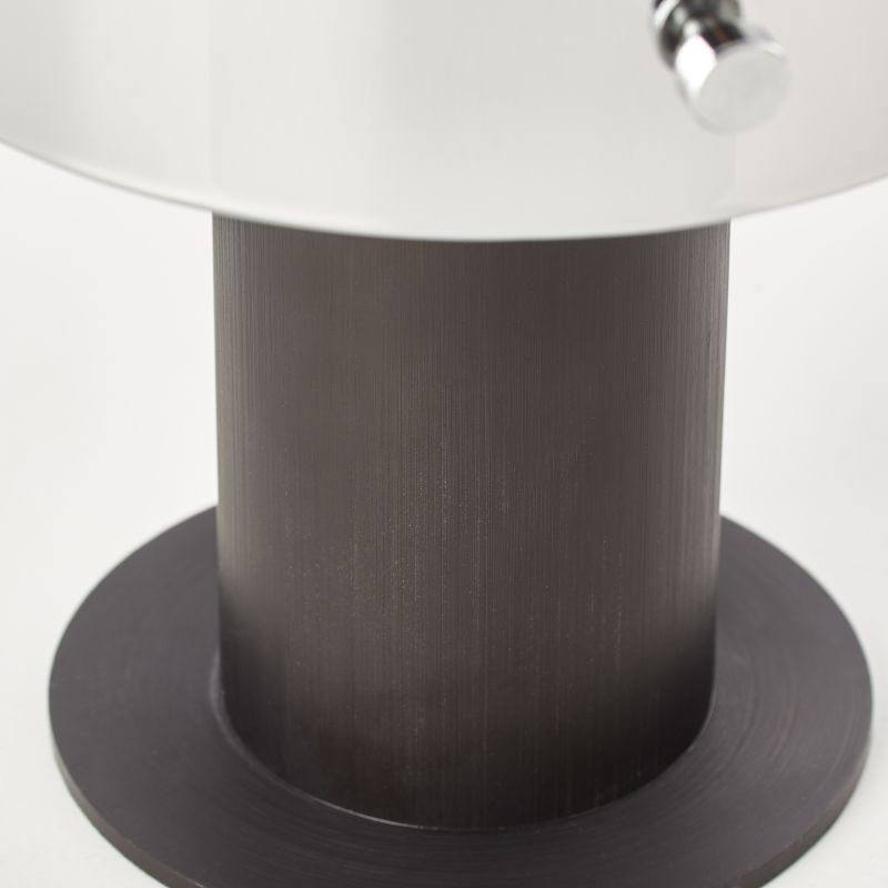 Beth 26cm Couleur fumée lampe de table De Brilliant - Elle constitue également un excellent élément décoratif, éclairant les coins sombres et contribuant à une atmosphère agréable dans la maison.