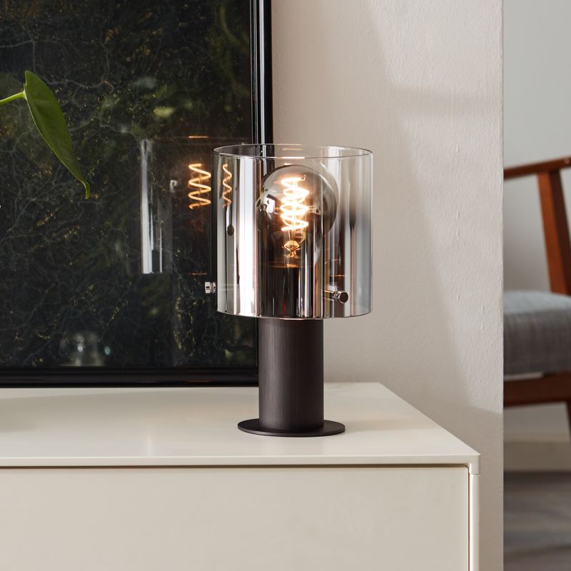 Beth 26cm Couleur fumée lampe de table De Brilliant - Elle constitue également un excellent élément décoratif, éclairant les coins sombres et contribuant à une atmosphère agréable dans la maison.