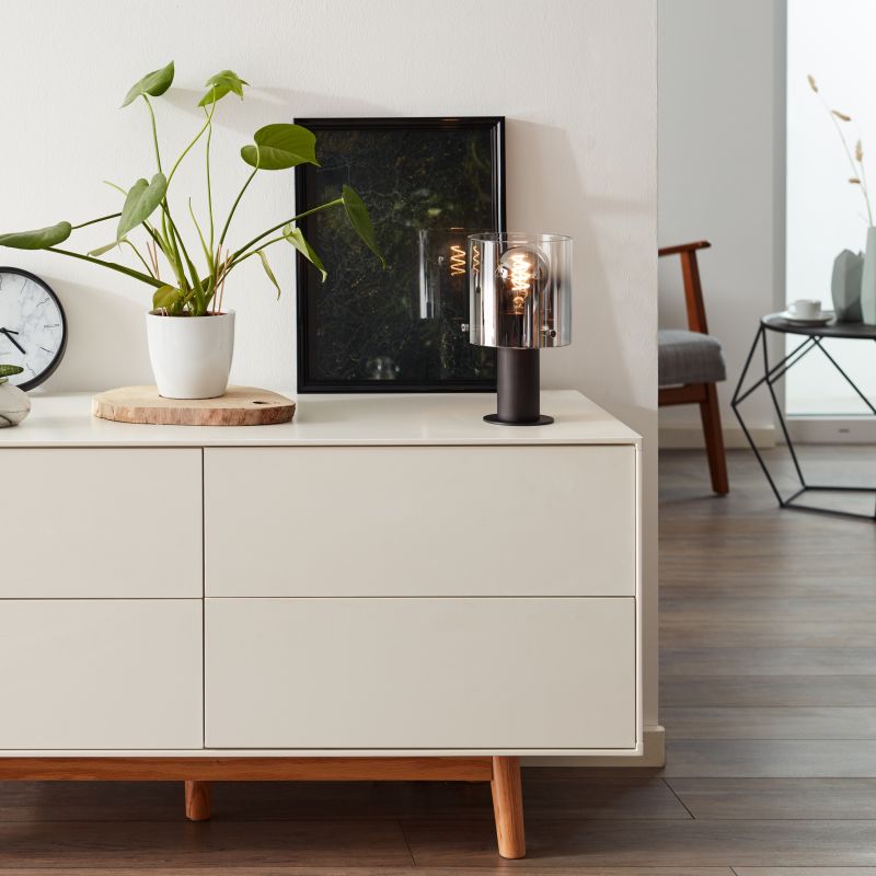 Beth 26cm Couleur fumée lampe de table De Brilliant - Elle constitue également un excellent élément décoratif, éclairant les coins sombres et contribuant à une atmosphère agréable dans la maison.