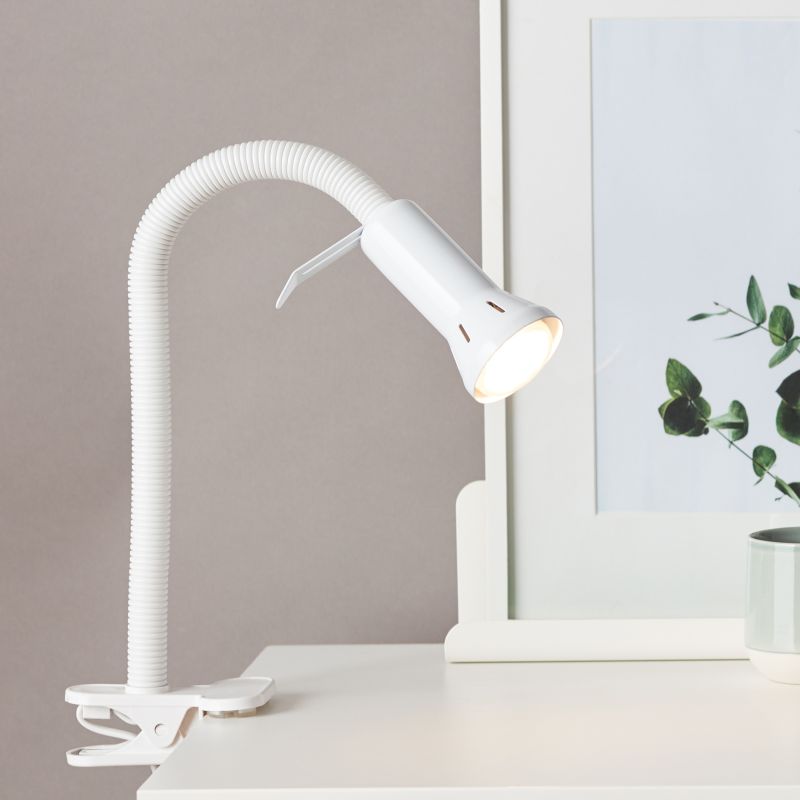 Flex Blanc lampe à pince De Brilliant - Id&eacute;ale lorsque l&#39;espace est limit&eacute; et qu&#39;une base de lampe classique ne convient pas, Flex offre un &eacute;clairage flexible et peu encombrant, id&eacute;al comme lampe de travail sur un bureau ou comme &eacute;clairage d&#39;appoint sur des &eacute;tag&egrave;res et autres petites surfaces.