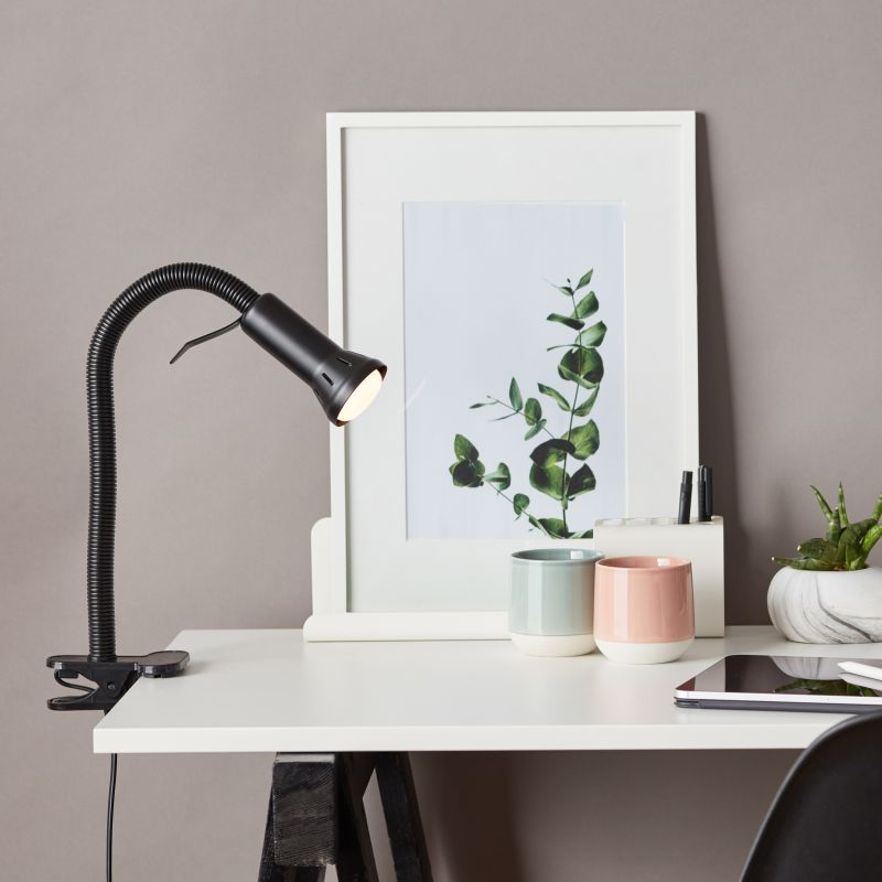 Flex Noir lampe à pince De Brilliant - Id&eacute;ale lorsque l'espace est limit&eacute; et qu'un pied de lampe classique ne convient pas, Flex offre un &eacute;clairage flexible et peu encombrant, id&eacute;al comme lampe de travail sur un bureau ou comme &eacute;clairage d'appoint sur des &eacute;tag&egrave;res et autres petites surfaces.