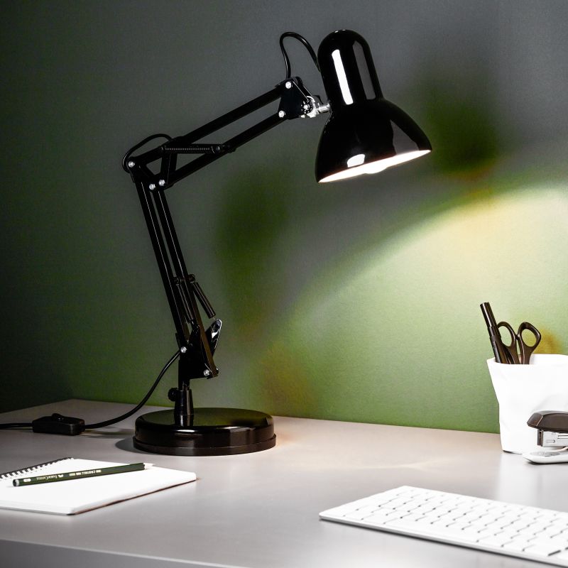 Henry 50cm Noir lampe de bureau De Brilliant - Henry est dot&eacute;e d'une t&ecirc;te de lampe orientable et pratique, ainsi que de rotules inclin&eacute;es, permettant d'orienter facilement la lumi&egrave;re selon les besoins.