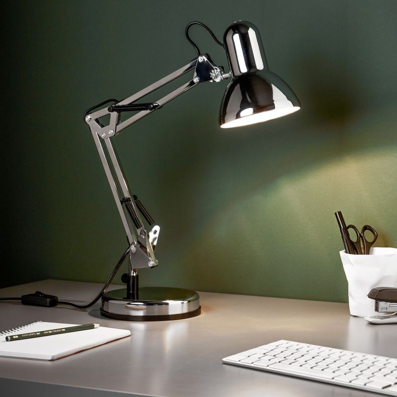 Henry 50cm Chrome lampe de bureau De Brilliant - Henry est dot&eacute;e d'une t&ecirc;te de lampe orientable et pratique, ainsi que de rotules inclin&eacute;es, permettant d'orienter facilement la lumi&egrave;re selon les besoins.