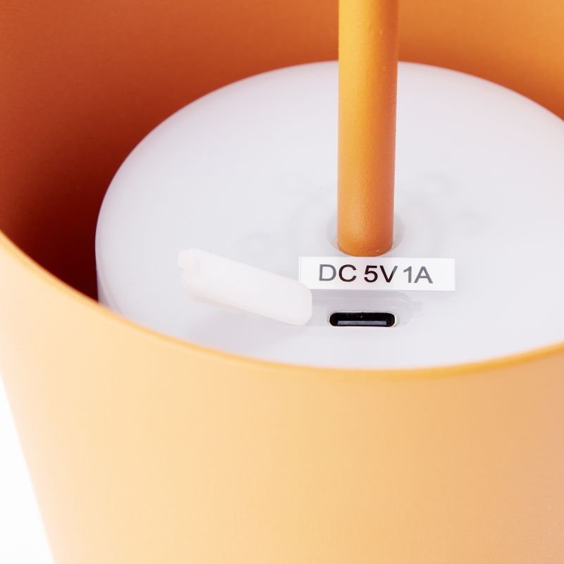 Kaami 37cm Orange portable De Brilliant - Gr&acirc;ce &agrave; son indice de protection IP44 &eacute;lev&eacute;, elle est r&eacute;sistante aux intemp&eacute;ries et id&eacute;ale pour une utilisation en int&eacute;rieur comme en ext&eacute;rieur.