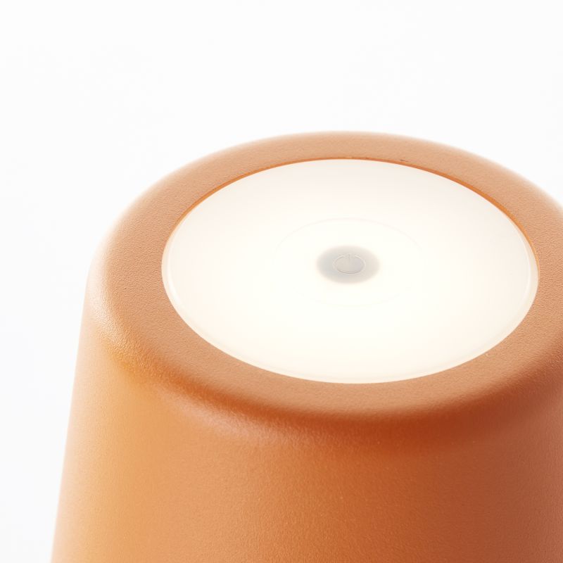 Kaami 37cm Orange portable De Brilliant - Gr&acirc;ce &agrave; son indice de protection IP44 &eacute;lev&eacute;, elle est r&eacute;sistante aux intemp&eacute;ries et id&eacute;ale pour une utilisation en int&eacute;rieur comme en ext&eacute;rieur.