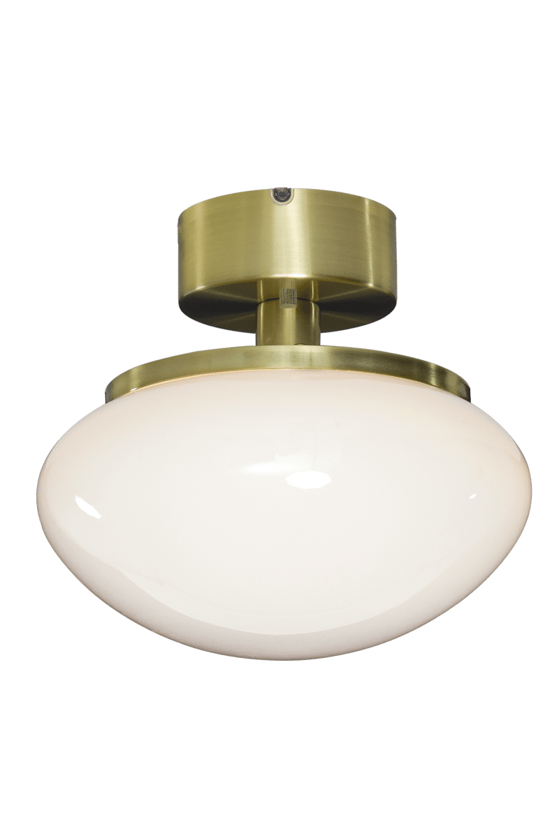 New August Ø27 Laiton plafonnier De Aneta Lighting - Pour ceux qui recherchent une lampe de caractère qui ne domine pas la pièce, New August est le choix idéal : un détail élégant qui met en valeur tout votre intérieur.