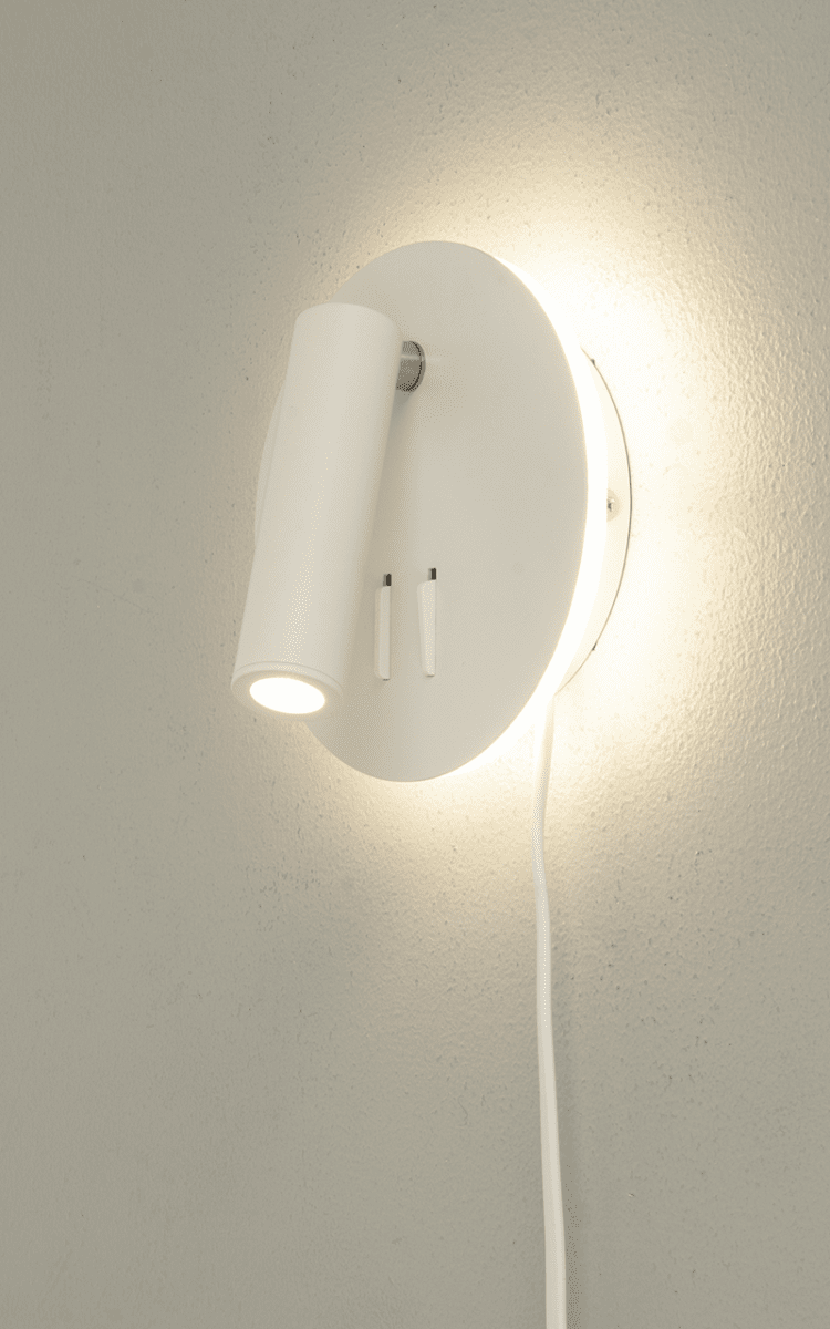 Ace Blanc lampe de lecture De Aneta Lighting - La lampe dispose d'une lampe de lecture avec une tête réglable ainsi que d'un éclairage indirect qui illumine le mur autour de la lampe.