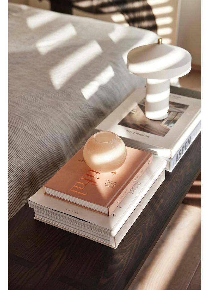 Hatto 25cm Blanc portable De OYOY - Dot&eacute;e de trois niveaux de gradation et d'une LED &eacute;co&eacute;nerg&eacute;tique, elle offre une lumi&egrave;re agr&eacute;able et personnalisable pour r&eacute;pondre &agrave; tous vos besoins.