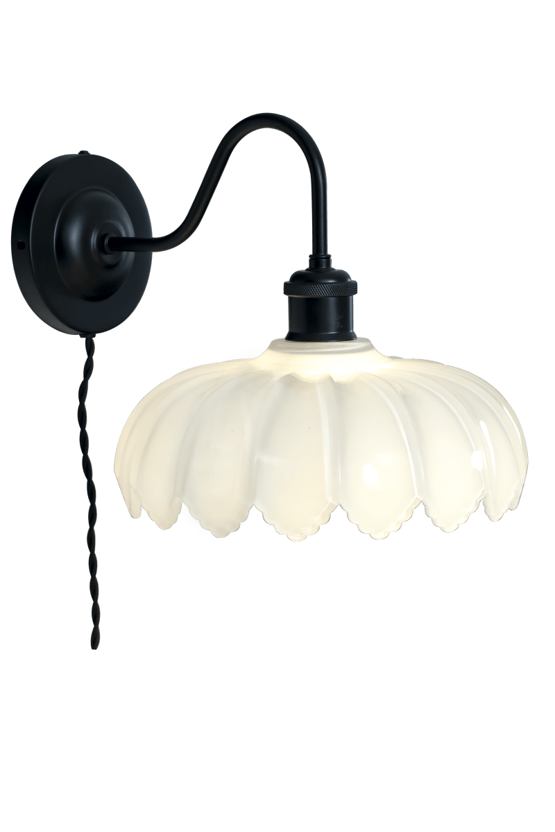 Sofia 32cm Noir applique murale De Aneta Lighting - Elle s'intègre à la plupart des pièces et diffuse une lumière douce et décorative qui contribue à une atmosphère chaleureuse.