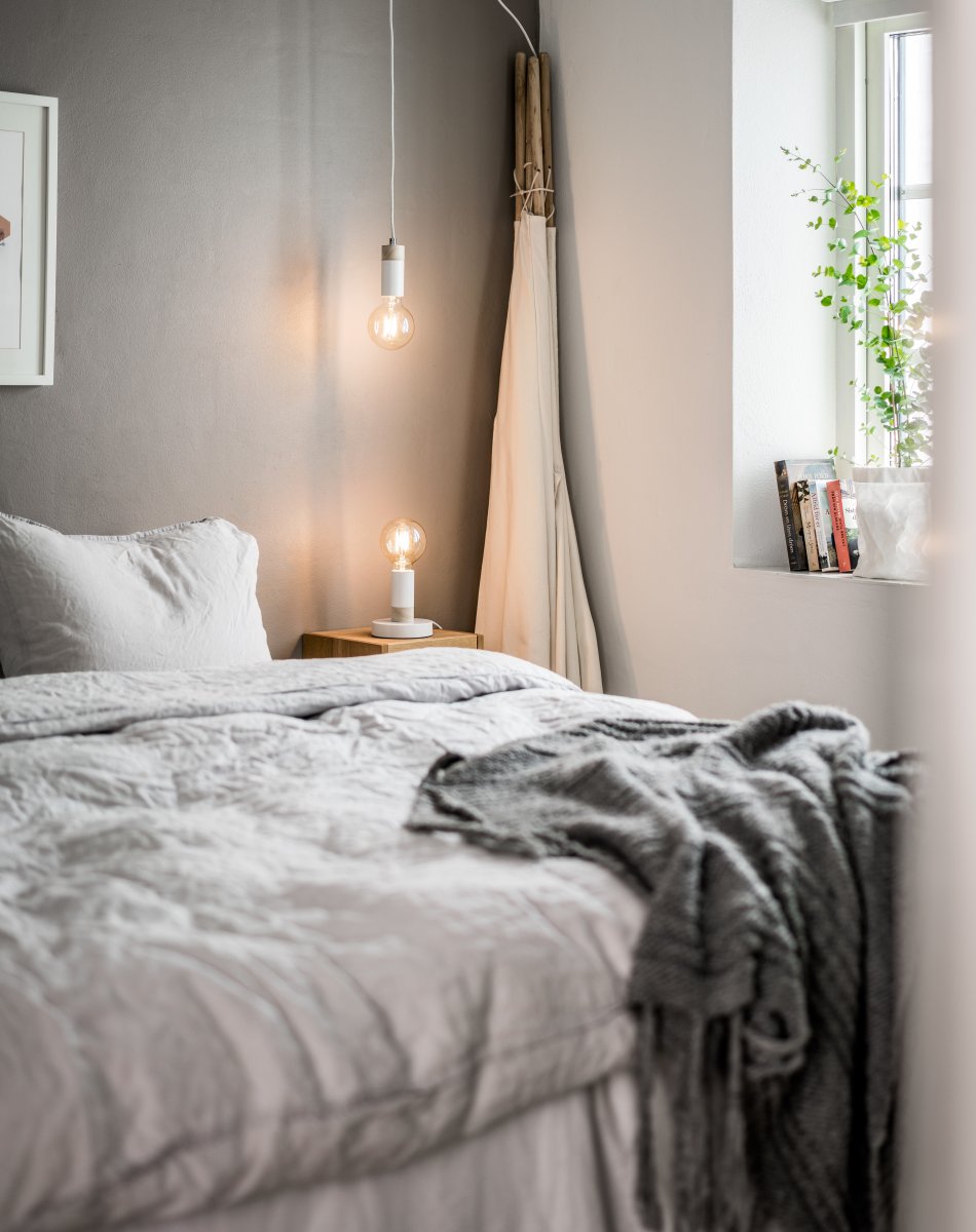 Spartan Ø5 Blanc lampe de fenêtre De Cottex - Une suspension &eacute;l&eacute;gante et minimaliste qui associe m&eacute;tal blanc, bois et d&eacute;tails chrom&eacute;s.