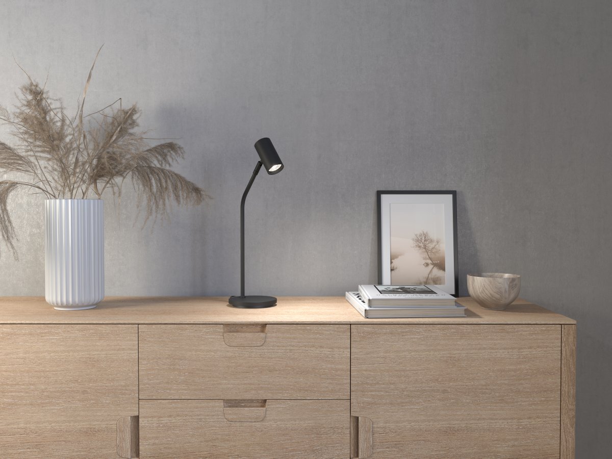 Tyson 54cm Noir lampe de bureau De Belid - La lampe de table Tyson a un design simple et élégant en métal texturé noir et dispose d'un abat-jour réglable qui vous permet de diriger la lumière exactement là où elle est nécessaire pour lire ou travailler.