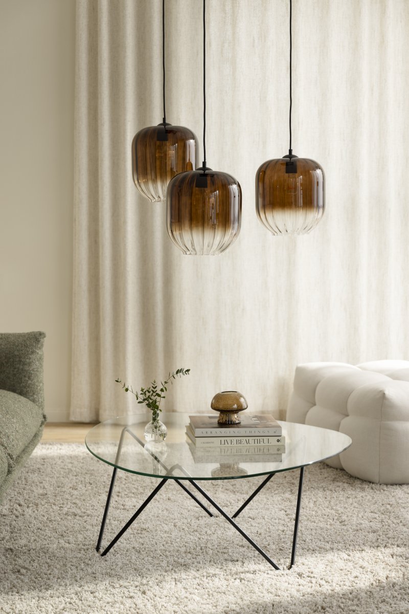 Haze Ø25 Brun suspension De Globen Lighting - Haze est une magnifique suspension en verre souffl&eacute; &agrave; la bouche, nervur&eacute; int&eacute;rieurement, qui cr&eacute;e un magnifique jeu de lumi&egrave;re lorsqu'elle est allum&eacute;e.