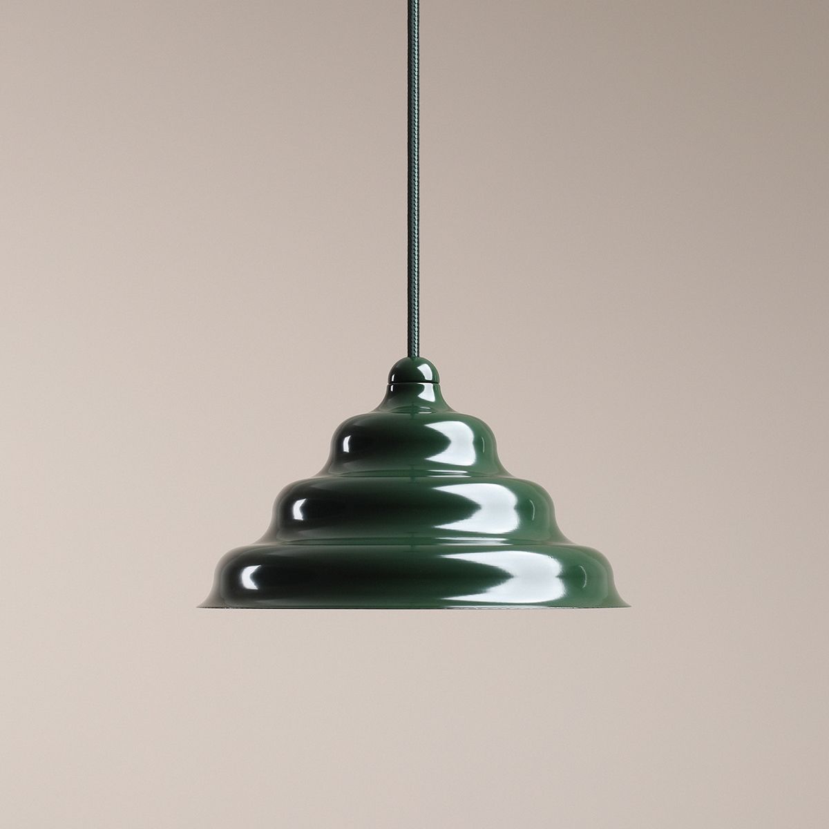 Wave Ø23 Vert foncé suspension De Artera - Wave est une suspension moderne au design rétro, ce qui en fait une lumière polyvalente qui s'intègre dans n'importe quelle maison.