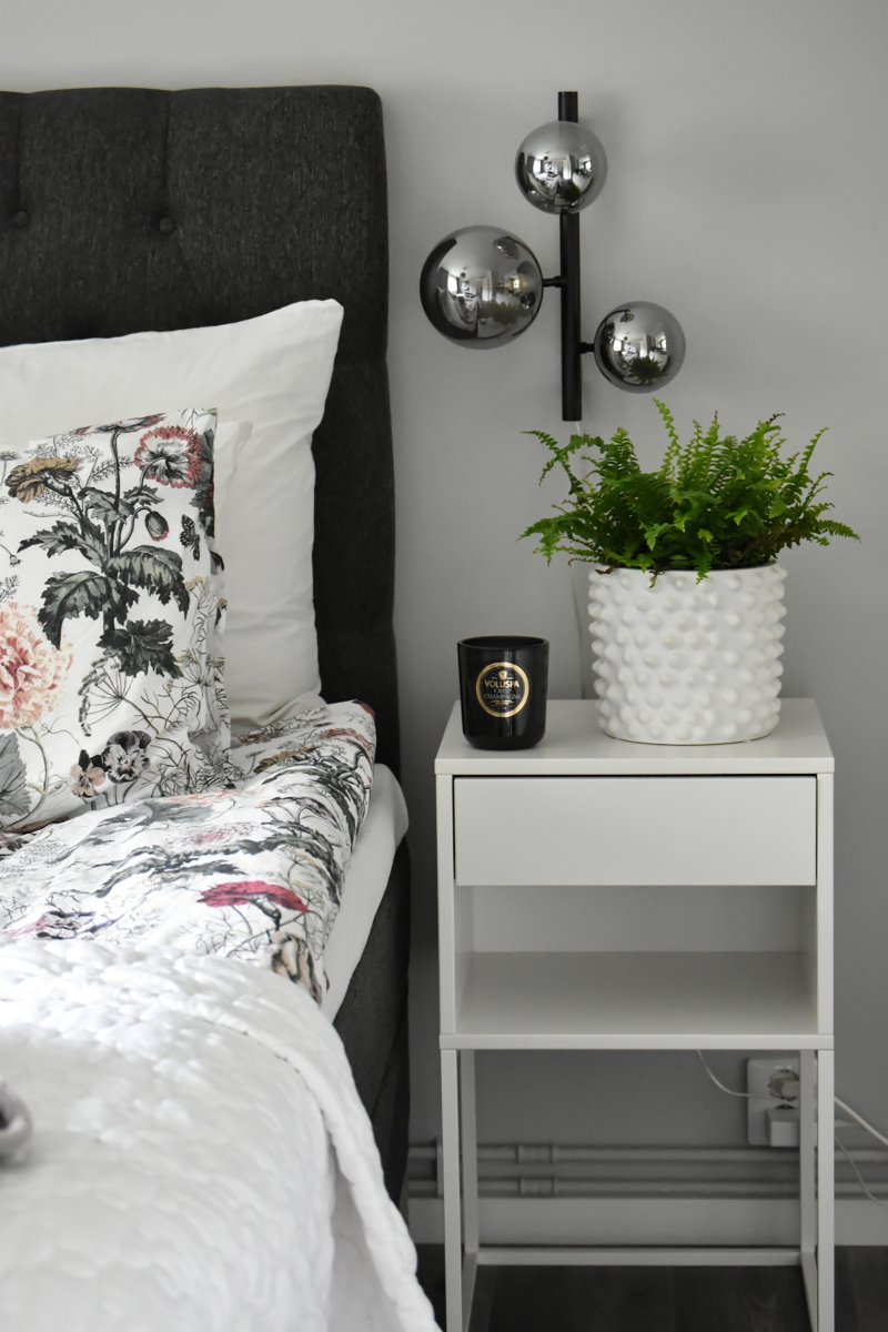 Molekyl 36cm Gris fumé applique murale De Aneta Lighting - Fabriquée en métal noir, elle est dotée d'abat-jour en verre fumé qui diffusent une lumière douce et agréable.