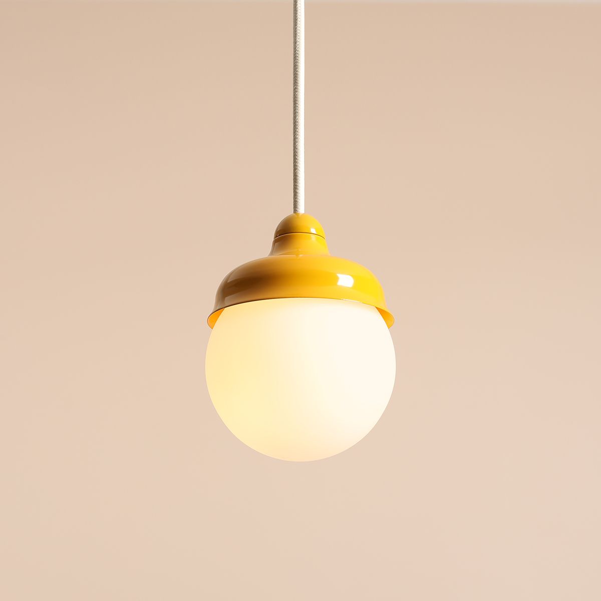 Wave Ø17 Jaune suspension De Artera - Il est recommandé d'en placer plusieurs en rangée au-dessus de la table à manger ou dans la cuisine.