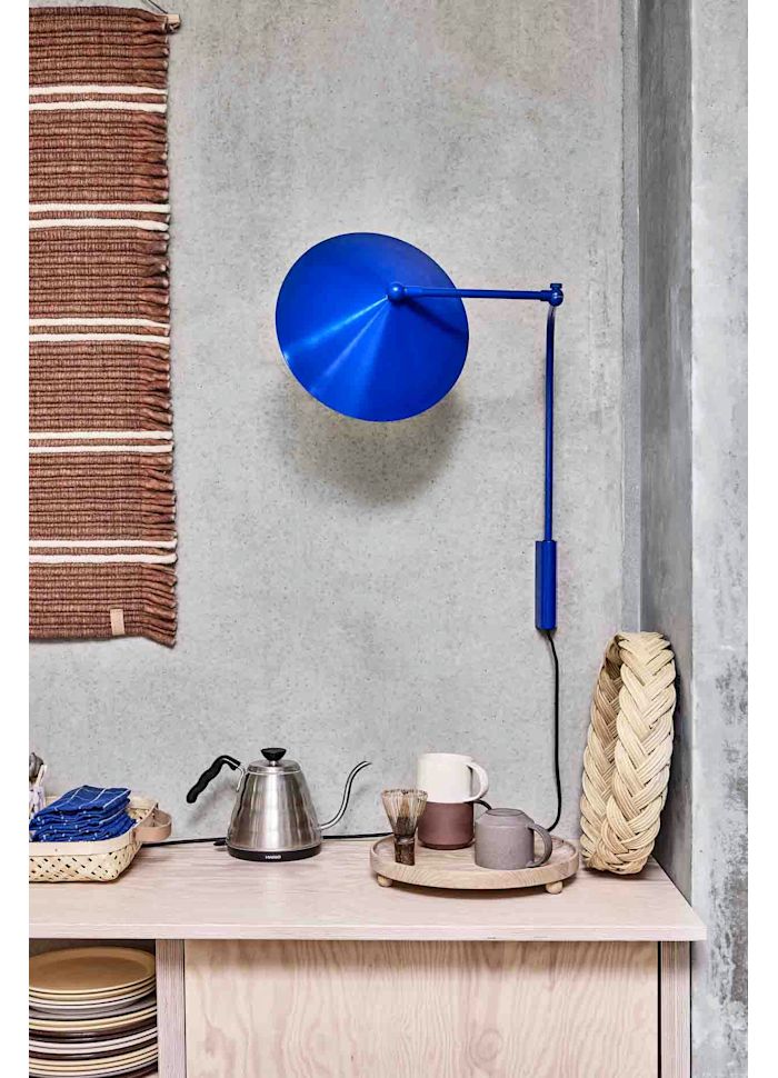 Kasa 60cm Bleu applique murale De OYOY - Grâce à sa forme élégante, elle s'intègre à tous les intérieurs et apporte caractère et style à la pièce.