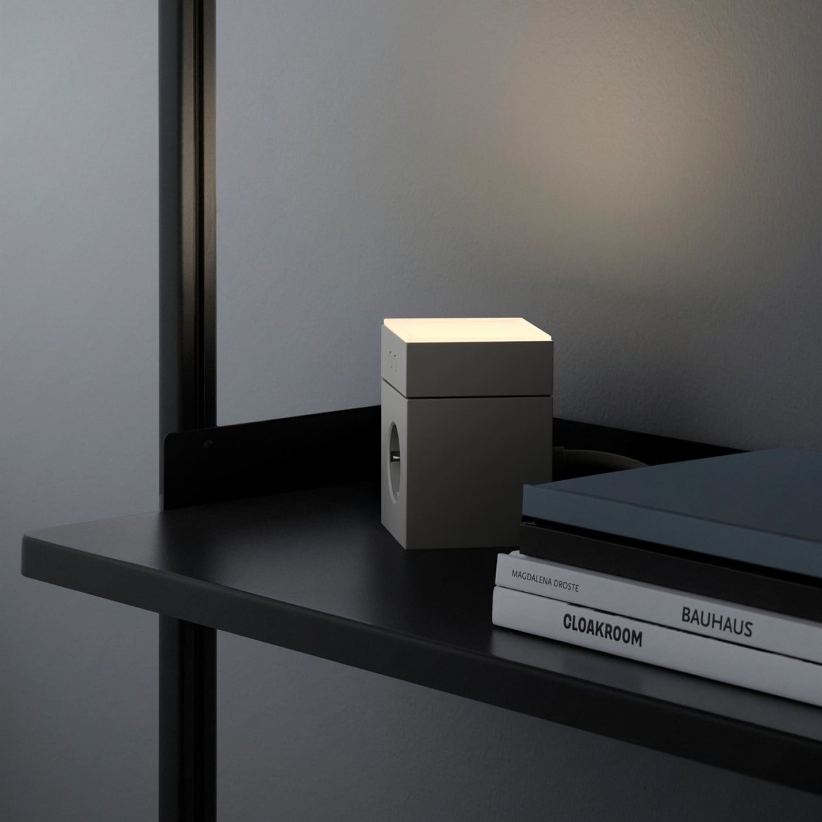 LAMP 1 - EU Gris De Avolt - Cette petite lampe pratique se branche directement sur une prise murale standard de 230 V et est id&eacute;ale comme veilleuse ou lampe d'ambiance dans les couloirs, les chambres ou toute pi&egrave;ce o&ugrave; vous souhaitez un &eacute;clairage doux.