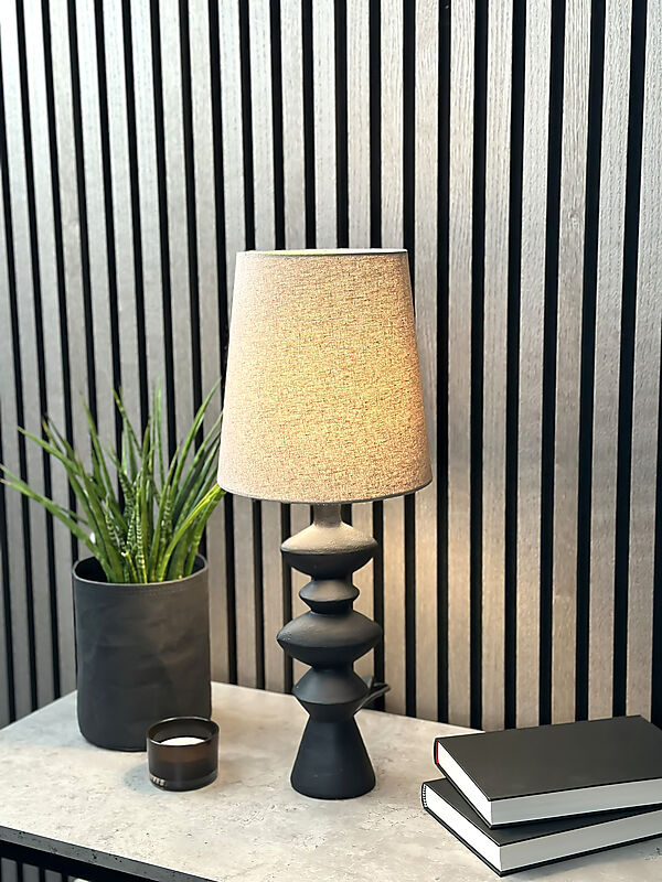 Nina 54cm Noir lampe de table De Aneta Lighting - La lampe de table moderniste Nina avec ses formes intéressantes sera un détail facile à placer et magnifique dans votre maison.