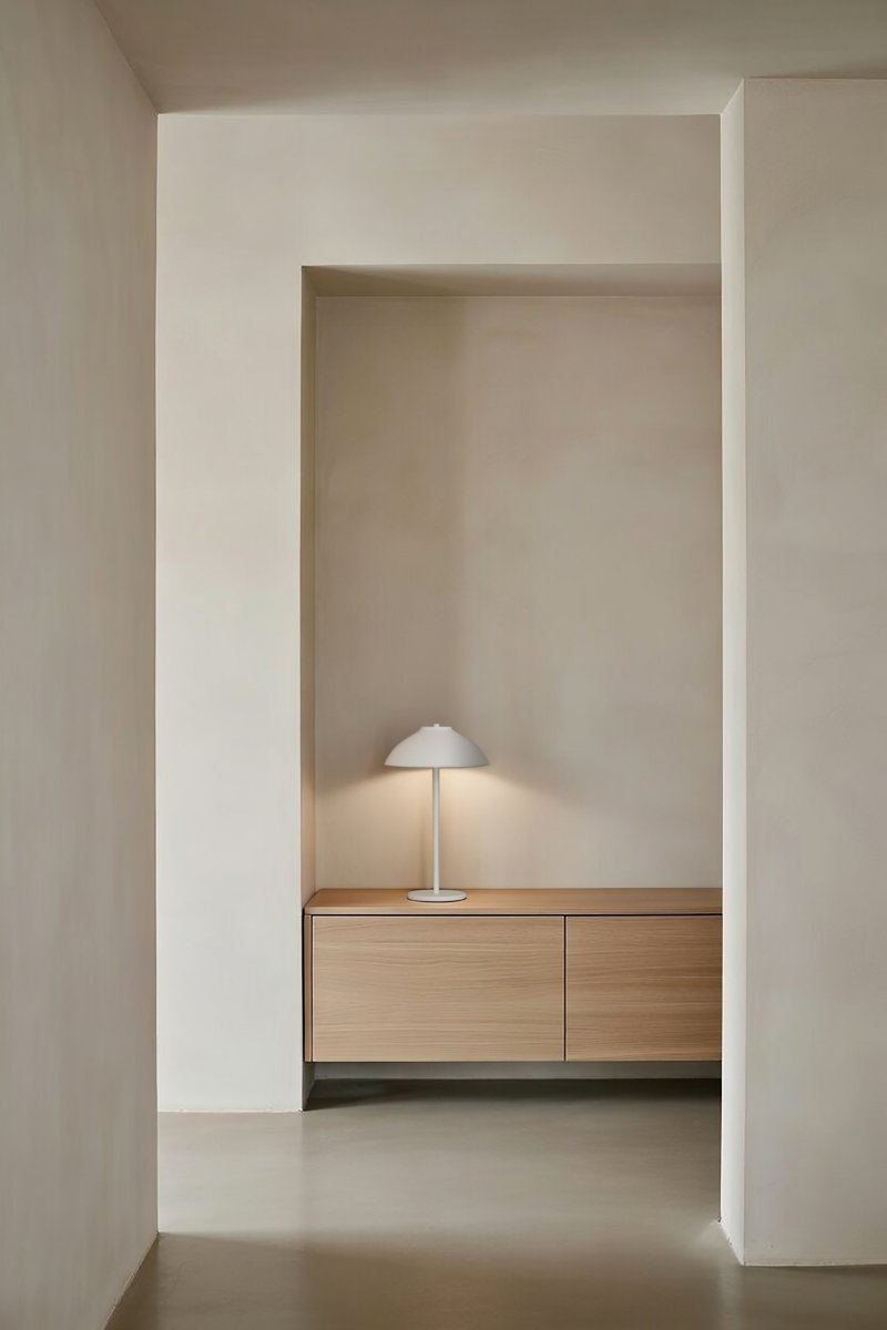 Vali 40cm Blanc lampe de table De Belid - Vali est une lampe de table &eacute;l&eacute;gante en m&eacute;tal blanc mat, au design doux et harmonieux.