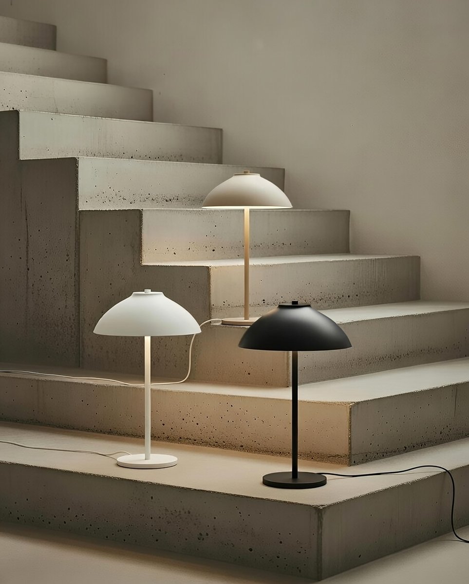 Vali 40cm Sable lampe de table De Belid - Son large abat-jour dirige la lumi&egrave;re vers le bas, cr&eacute;ant un faisceau clair et pr&eacute;cis qui structure et cr&eacute;e une ambiance chaleureuse dans n'importe quelle pi&egrave;ce.