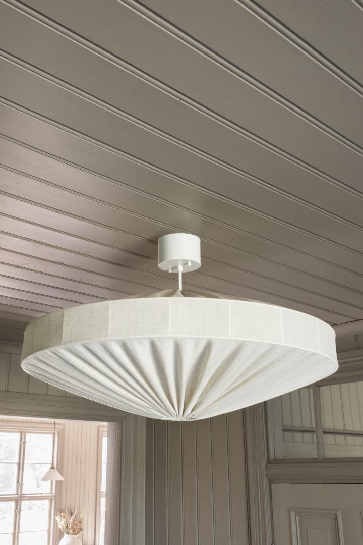 Alba Abat-Jour S/Suspension Ø78 Blanc suspension De Alde & Lind - Le tissu souple épouse délicatement la structure, créant de jolis plis qui confèrent à Alba une allure aérienne et naturelle.