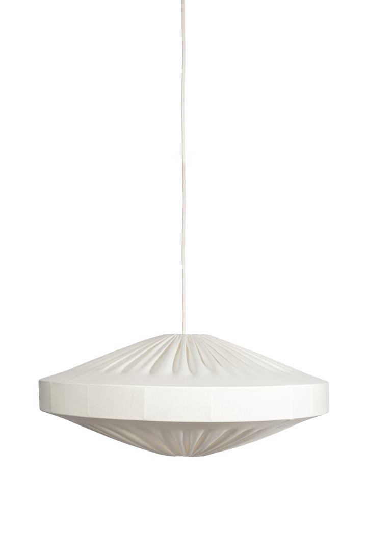 Alba Abat-Jour S/Suspension Ø58 Blanc suspension De Alde & Lind - Le tissu souple épouse délicatement la structure, créant de jolis plis qui confèrent à Alba une allure aérienne et naturelle.