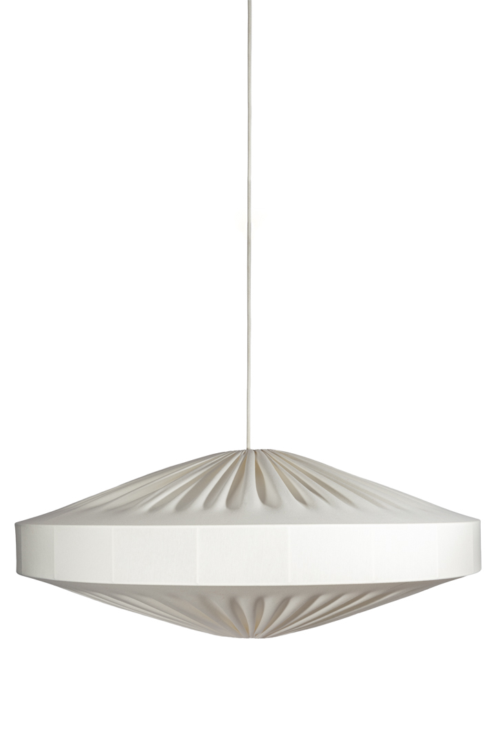 Alba Abat-Jour S/Suspension Ø78 Blanc suspension De Alde & Lind - Le tissu souple épouse délicatement la structure, créant de jolis plis qui confèrent à Alba une allure aérienne et naturelle.