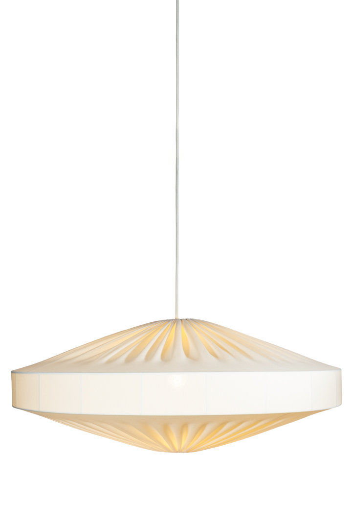 Alba Abat-Jour S/Suspension Ø78 Blanc suspension De Alde & Lind - Le tissu souple épouse délicatement la structure, créant de jolis plis qui confèrent à Alba une allure aérienne et naturelle.