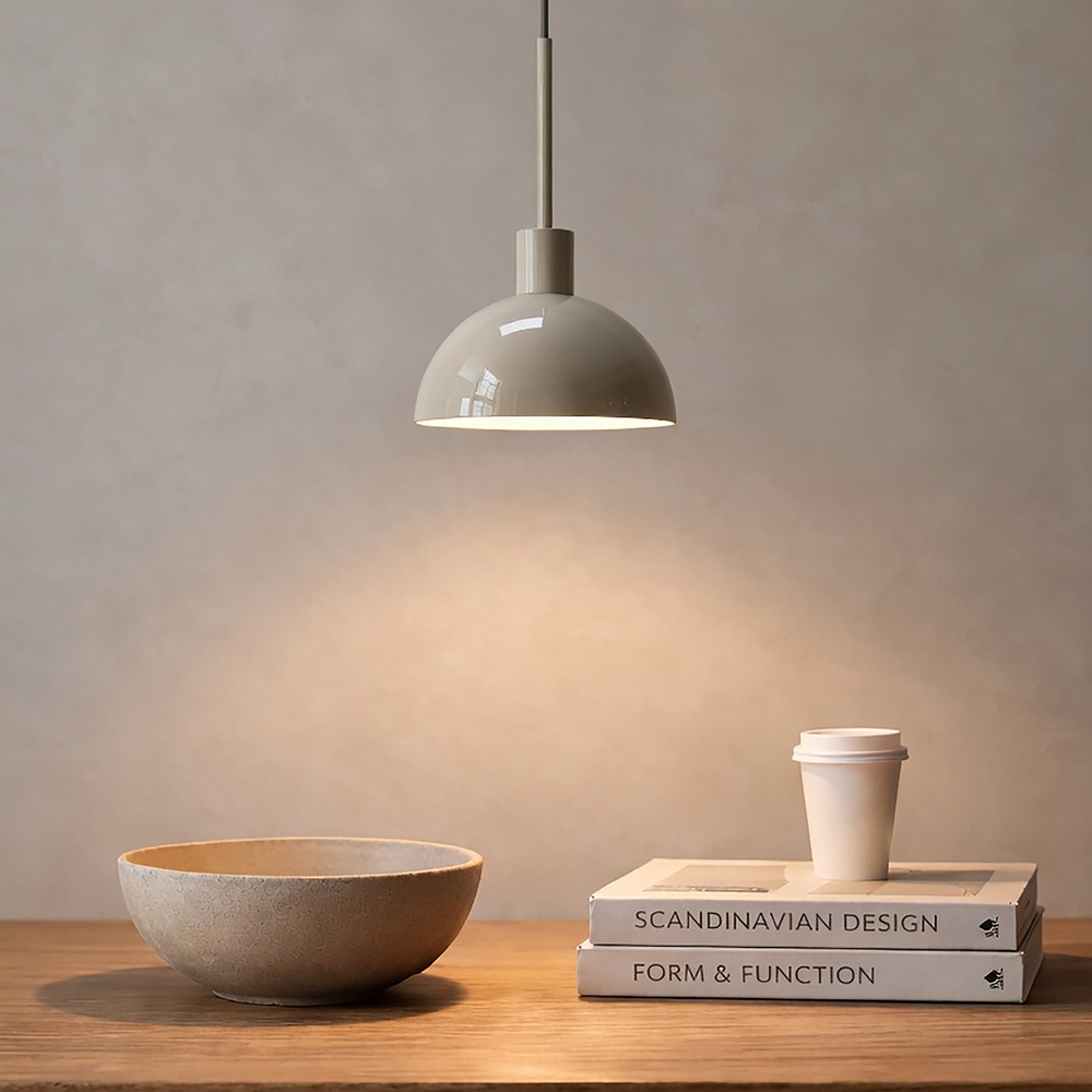 Vienda Ø20 Beige suspension De Herstal - Vienda est une suspension &eacute;l&eacute;gante en m&eacute;tal, d'un beige doux et au design intemporel.