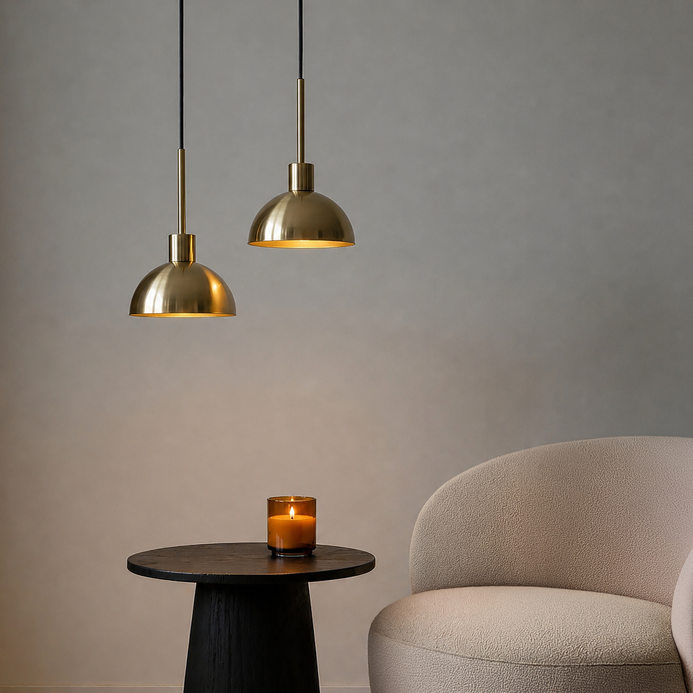 Vienda Ø20 Laiton suspension De Herstal - Vienda est une suspension &eacute;l&eacute;gante en m&eacute;tal, finition laiton satin&eacute;, au design intemporel.