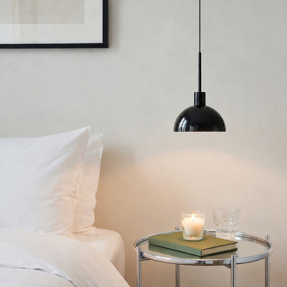 Vienda Ø20 Noir suspension De Herstal - Vienda est une suspension &eacute;l&eacute;gante en m&eacute;tal noir brillant au design intemporel.
