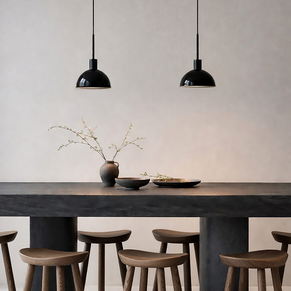 Vienda Ø20 Noir suspension De Herstal - Vienda est une suspension &eacute;l&eacute;gante en m&eacute;tal noir brillant au design intemporel.