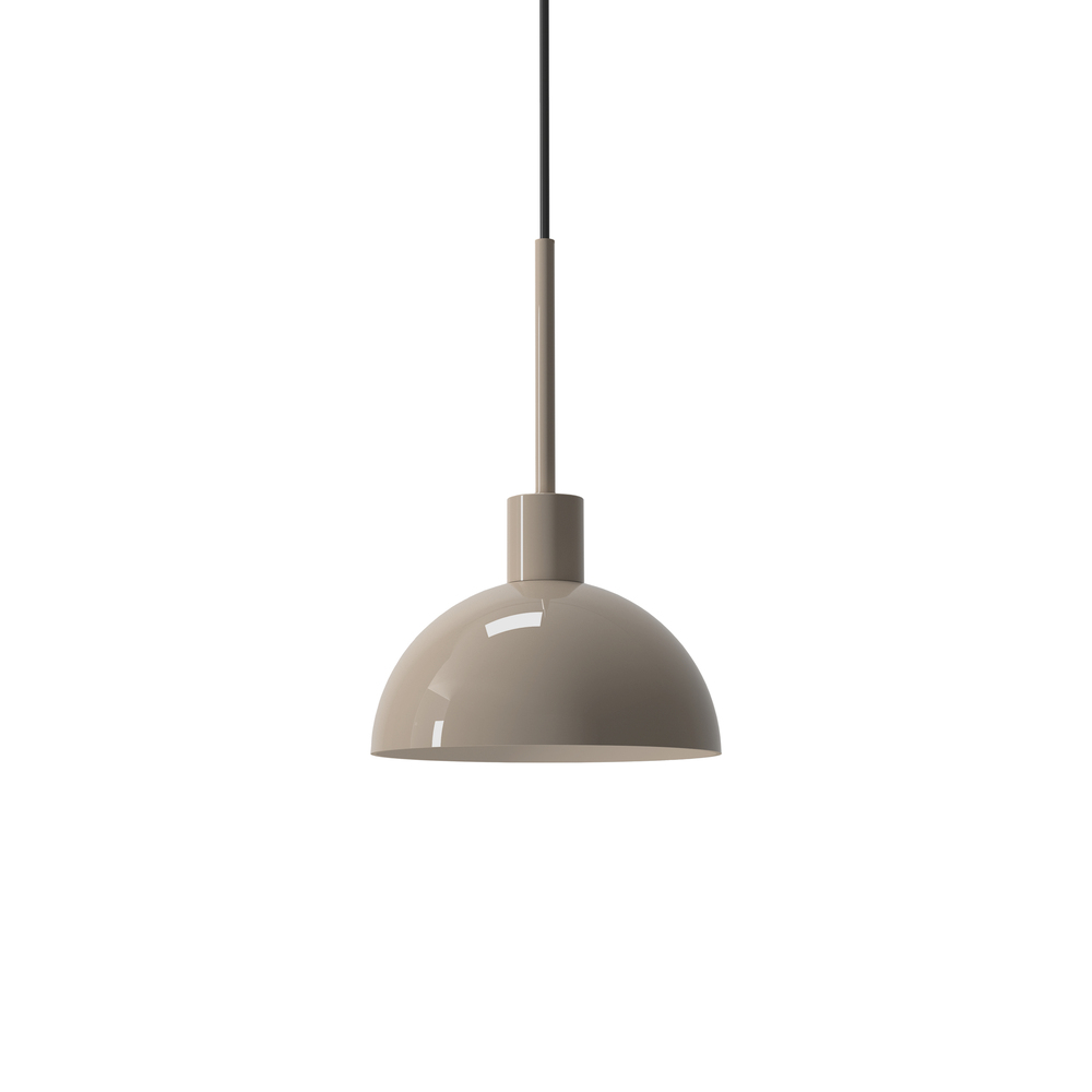 Vienda Ø20 Beige suspension De Herstal - Vienda est une suspension &eacute;l&eacute;gante en m&eacute;tal, d'un beige doux et au design intemporel.