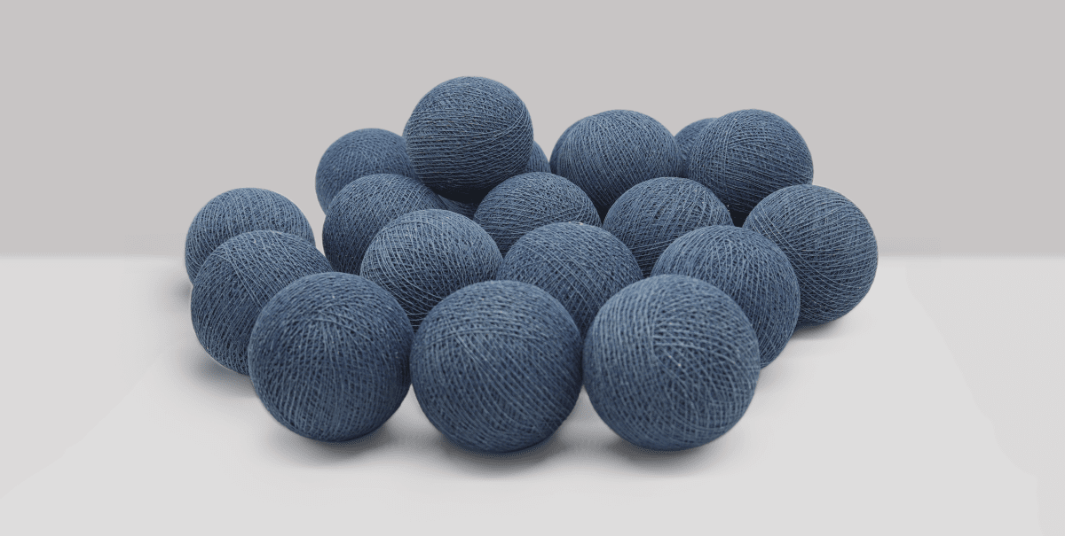 Irislights Vintage Blue 20-lights Bleu De Irislights - Les sph&egrave;res, fabriqu&eacute;es artisanalement &agrave; partir de fil fin teint &agrave; la main et de colle &eacute;cologique, sont uniques.