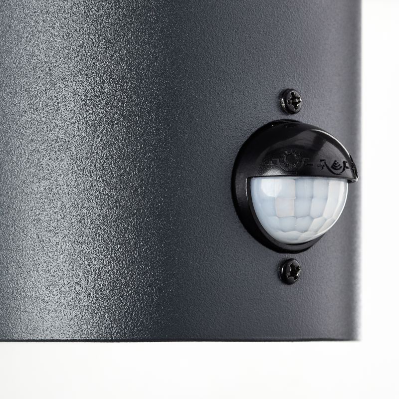 Aberdeen Anthracite lampe d’extérieur De Brilliant - Aberdeen est une applique murale polyvalente, aussi bien d&eacute;corative pour mettre en valeur la fa&ccedil;ade d'une maison que fonctionnelle pour renforcer la s&eacute;curit&eacute; le long des trottoirs et des entr&eacute;es.