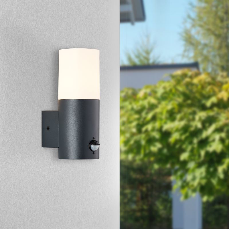 Aberdeen Anthracite lampe d’extérieur De Brilliant - Aberdeen est une applique murale polyvalente, aussi bien d&eacute;corative pour mettre en valeur la fa&ccedil;ade d'une maison que fonctionnelle pour renforcer la s&eacute;curit&eacute; le long des trottoirs et des entr&eacute;es.