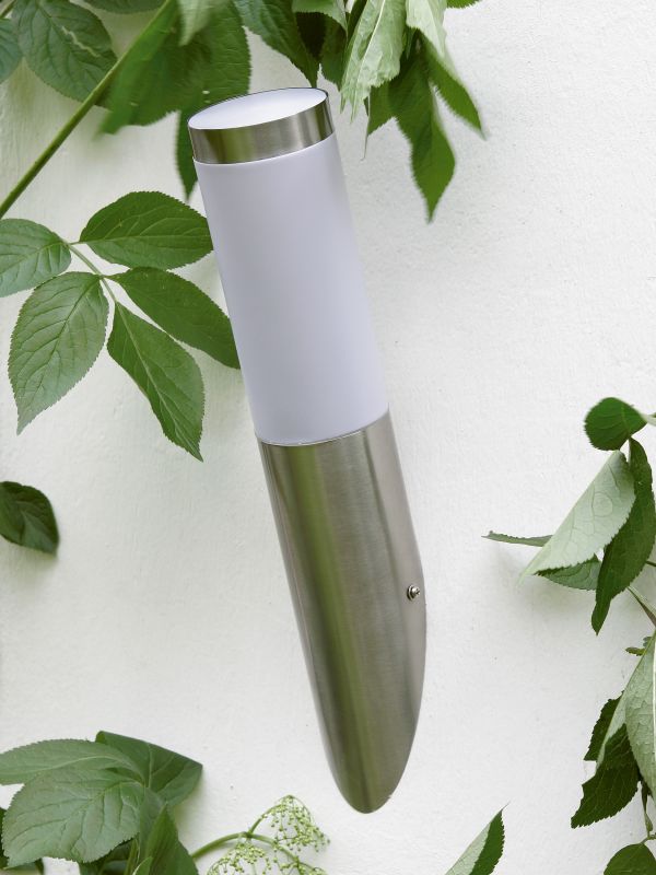 Chorus Acier lampe d’extérieur De Brilliant - Chorus est une solution d'&eacute;clairage fiable et &eacute;l&eacute;gante qui allie s&eacute;curit&eacute; et ambiance &agrave; votre espace ext&eacute;rieur.