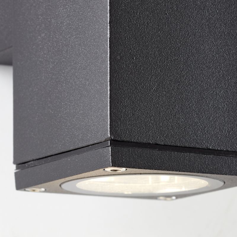Hally Anthracite lampe d’extérieur De Brilliant - Cette applique murale est à la fois décorative et fonctionnelle, offrant un éclairage sûr dans l'entrée pendant les heures sombres de la journée.