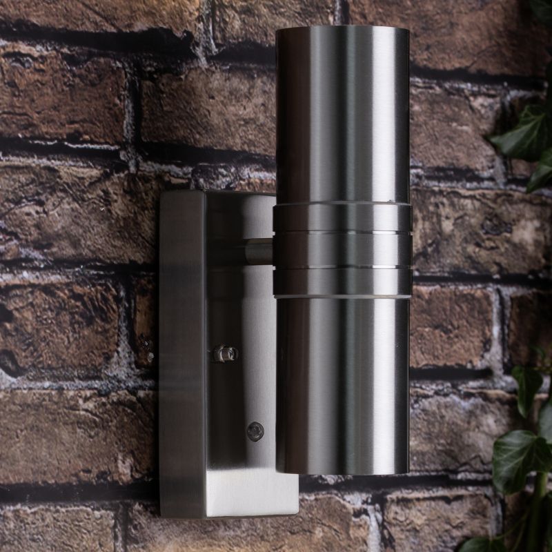 Hanni Acier lampe d’extérieur De Brilliant - L'applique murale d'extérieur Hanni est conçue pour un éclairage décoratif, transformant une simple façade en une petite œuvre d'art mêlant ombre et lumière.